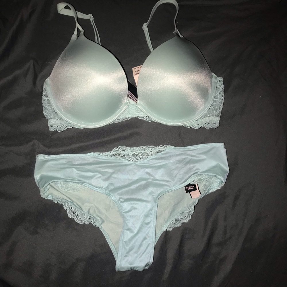 Victoria’s Secret NWT Blue 32C bra and panties XS Set